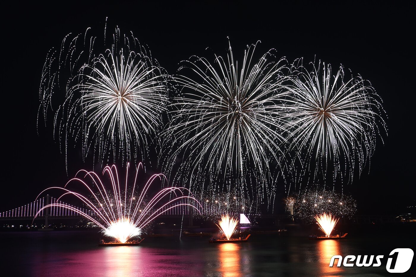 본문 이미지 - 17일 부산 수영구 광안리해수욕장 일대에서 열린 '제17회 부산불꽃축제' 에서 화려한 불꽃이 부산 밤바다를 수놓고 있다. 2022.12.17/뉴스1 ⓒ News1 김영훈 기자
