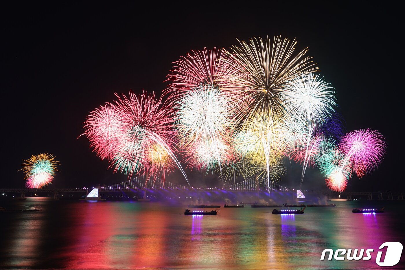 본문 이미지 - 17일 부산 수영구 광안리해수욕장 일대에서 열린 '제17회 부산불꽃축제' 에서 화려한 불꽃이 부산 밤바다를 수놓고 있다. 2022.12.17/뉴스1 ⓒ News1 김영훈 기자