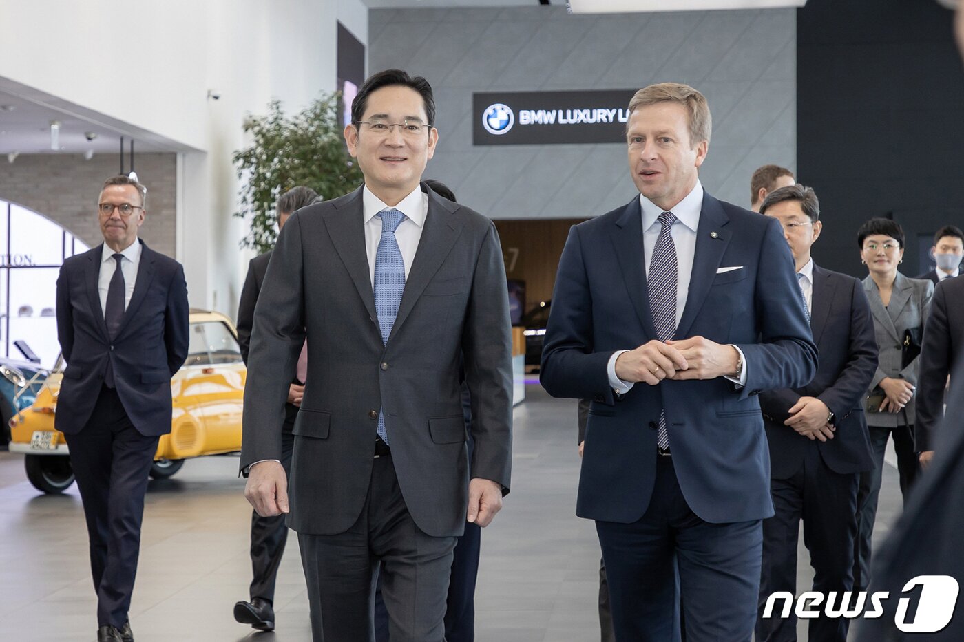 본문 이미지 - 이재용 삼성전자 회장이 인천 영종도 BMW 드라이빙 센터에서 올리버 집세(Oliver Zipse) BMW CEO와 대화하고 있다. 이 회장은 삼성SDI의 최첨단 'P5' 배터리셀이 적용된 BMW의 최신 전기차 '뉴 i7' 등을 살펴보며 협력 방안을 논의했다. (삼성전자 제공) 2022.12.18/뉴스1