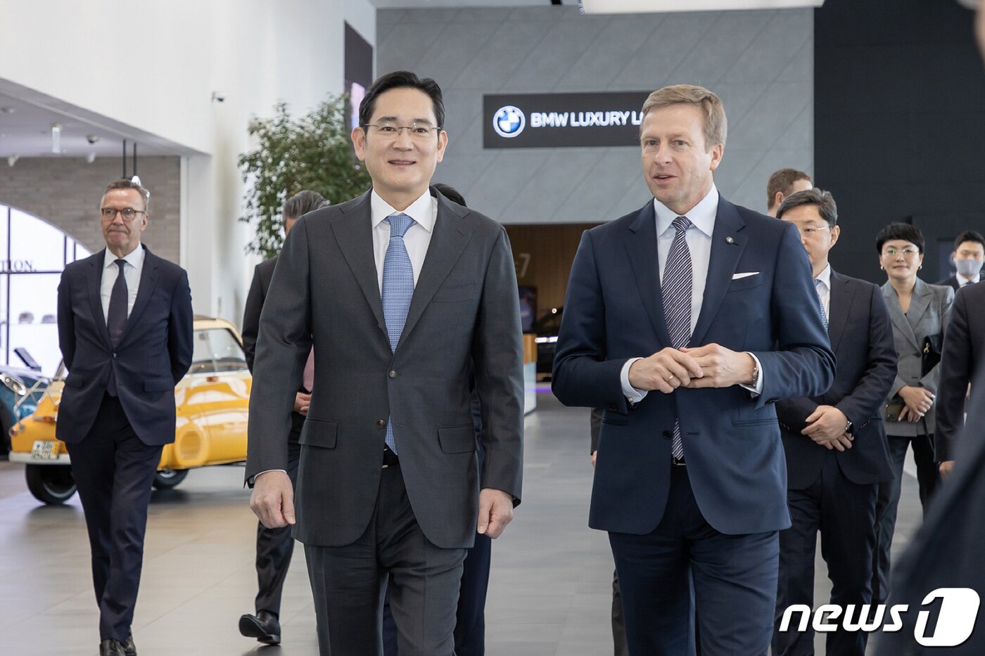 이재용 삼성전자 회장이 인천 영종도 BMW 드라이빙 센터에서 올리버 집세&#40;Oliver Zipse&#41; BMW CEO와 대화하고 있다. 이 회장은 삼성SDI의 최첨단 &#39;P5&#39; 배터리셀이 적용된 BMW의 최신 전기차 &#39;뉴 i7&#39; 등을 살펴보며 협력 방안을 논의했다. &#40;삼성전자 제공&#41; 2022.12.18/뉴스1