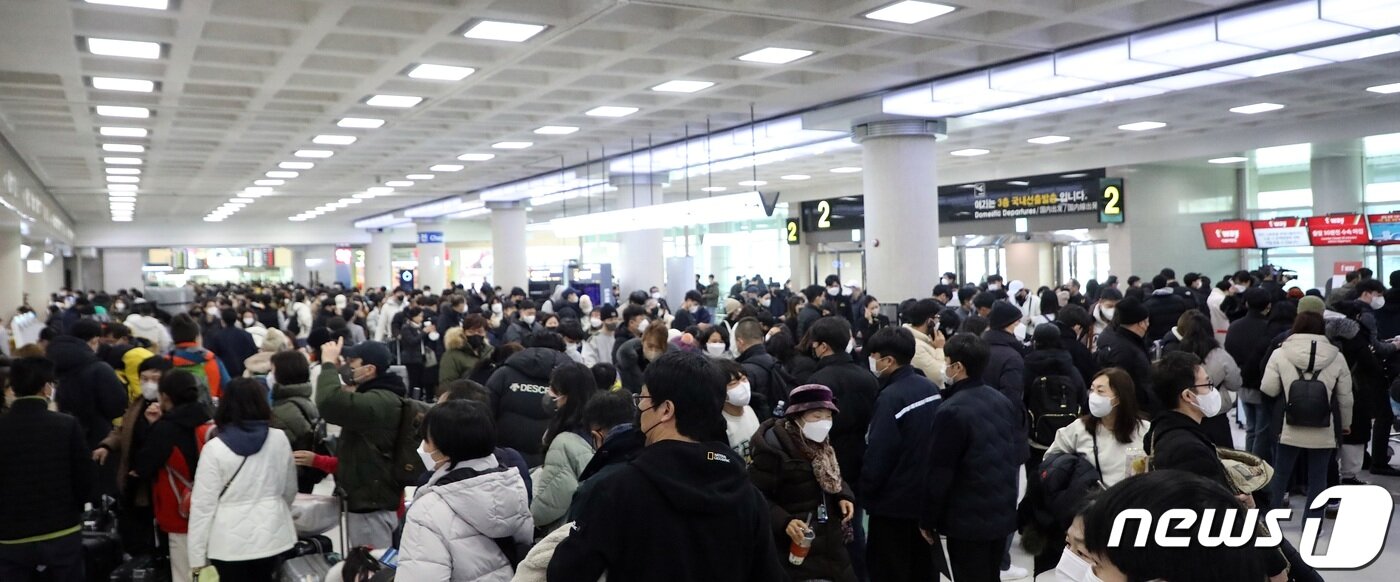 본문 이미지 - 2022년 12월18일 오전 기상악화로 제주를 오가는 항공기 90여편이 결항된 가운데 제주국제공항이 관광객들로 붐비고 있다..2022.12.18/뉴스1 ⓒ News1 고동명 기자
