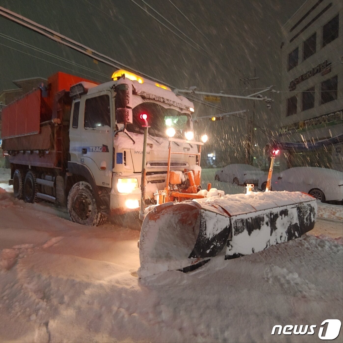 본문 이미지 - 전북 고창군이 지난 16일부터 고창지역에 폭설이 이어짐에 따라 즉각 재난안전대책본부를 가동하고, 전 직원이 눈 치우기에 나서는 등 제설작업에 총력전을 펼쳤다. (고창군 제공) 2022.12.18/뉴스1