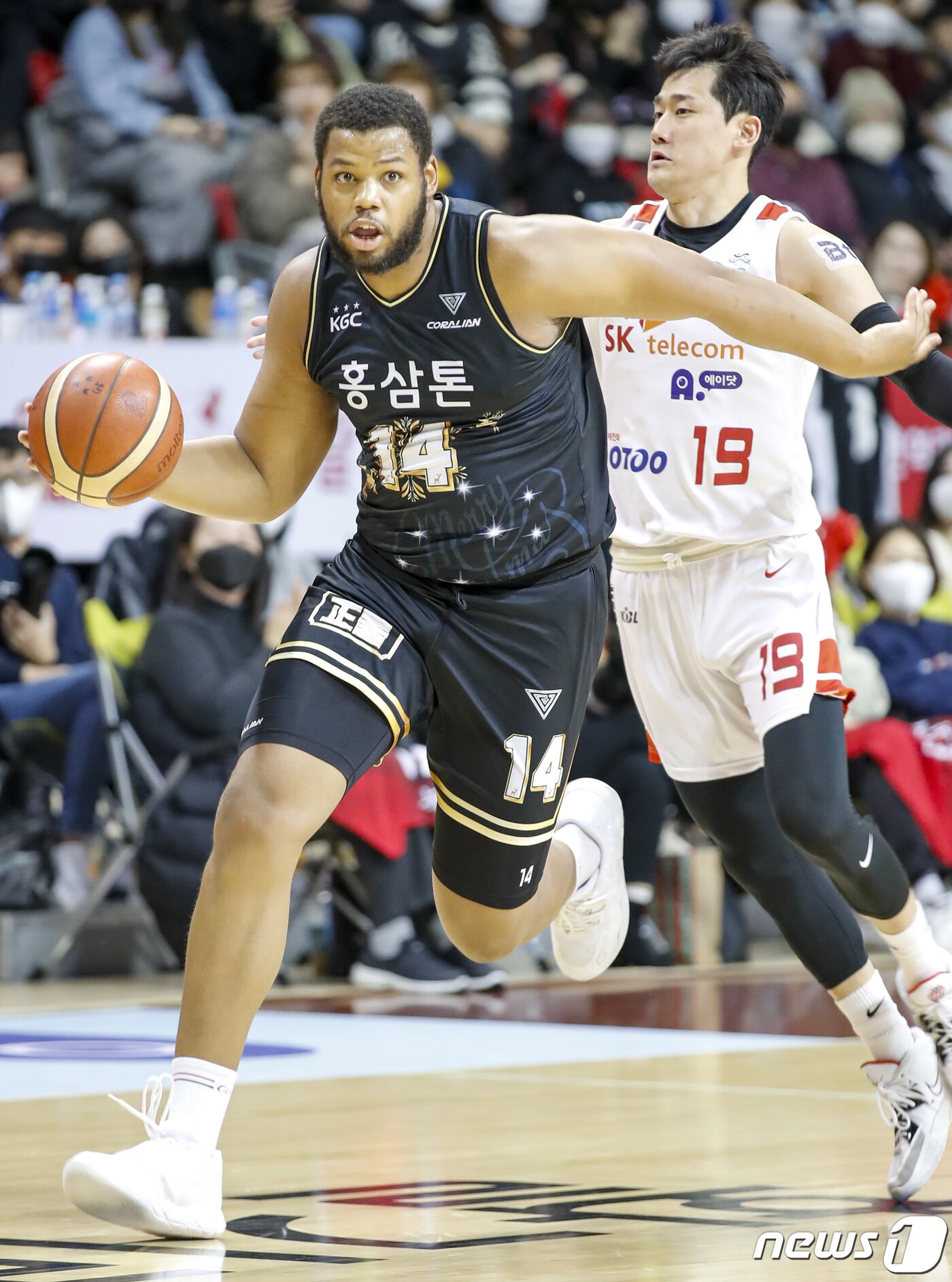 본문 이미지 - 18일 오후 경기 안양실내체육관에서 열린 'SKT 에이닷 프로농구 2022-2023 KBL' 안양 KGC와 서울 SK의 경기에서 KGC 스펠맨이 드리블 하고 있다. 2022.12.18/뉴스1 ⓒ News1 김도우 기자