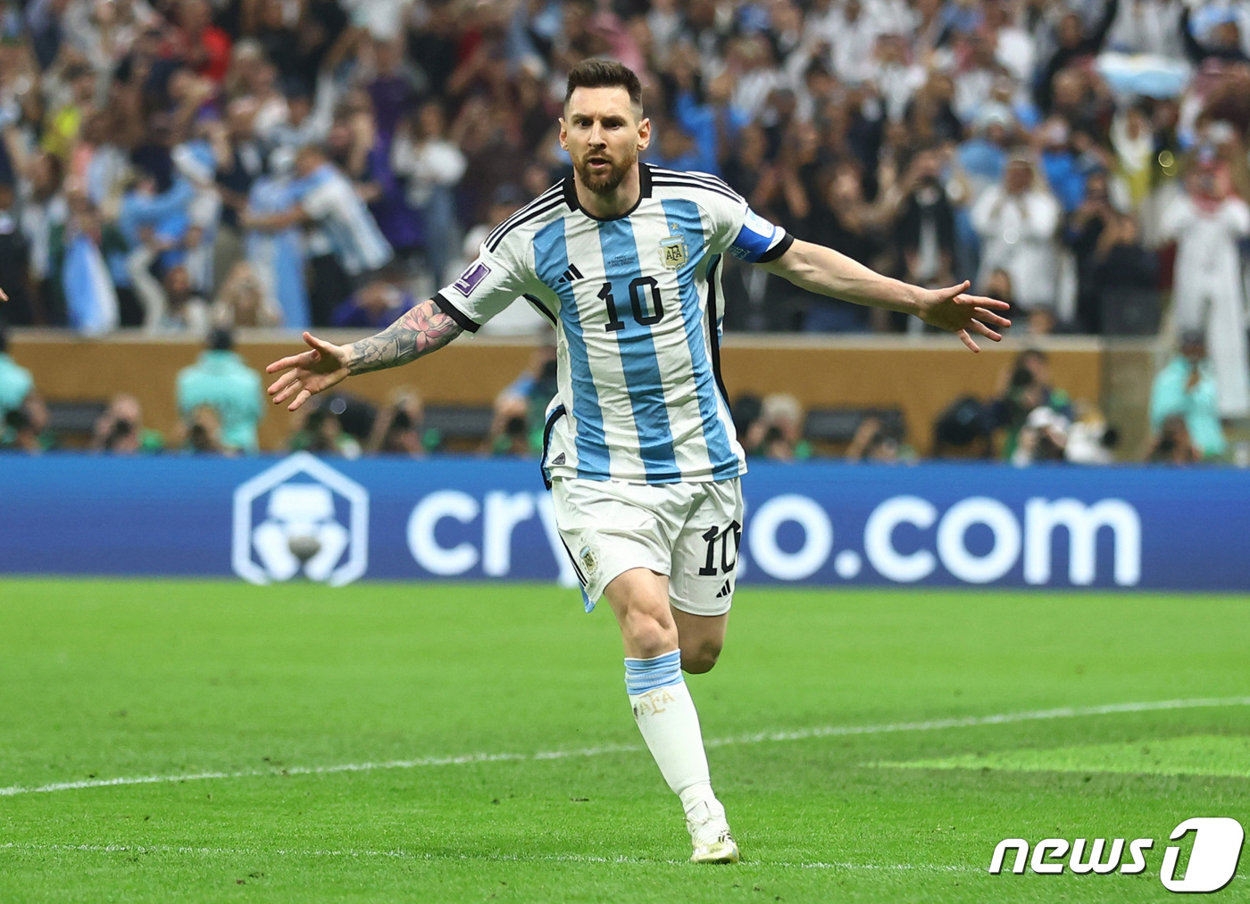 (로이터=뉴스1) = 18일(현지시간) 카타르 루사일 스타디움에서 열린 2022 국제축구연맹(FIFA) 카타르 월드컵 결승전 프랑스와 아르헨티나의 경기, 아르헨티나의 리오넬 메시가 …