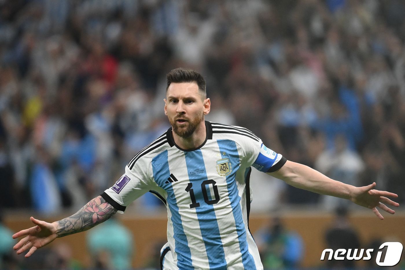 본문 이미지 - 18일(현지시간) 카타르 루사일 스타디움에서 열린 2022 국제축구연맹(FIFA) 카타르 월드컵 결승전 프랑스와 아르헨티나의 경기, 아르헨티나의 리오넬 메시가 페널티킥으로 선제골을 넣은 후 기뻐하고 있다. 2022.12.19 ⓒ AFP=뉴스1