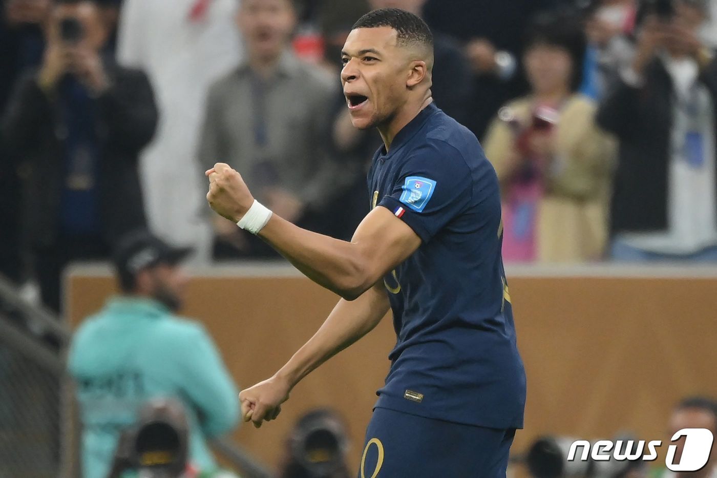 본문 이미지 - 18일(현지시간) 카타르 루사일 스타디움에서 열린 2022 국제축구연맹(FIFA) 카타르 월드컵 결승전 프랑스와 아르헨티나의 경기, 프랑스의 킬리안 음바페가 동점골을 넣은 후 환호하고 있다. 2022.12.19 ⓒ AFP=뉴스1