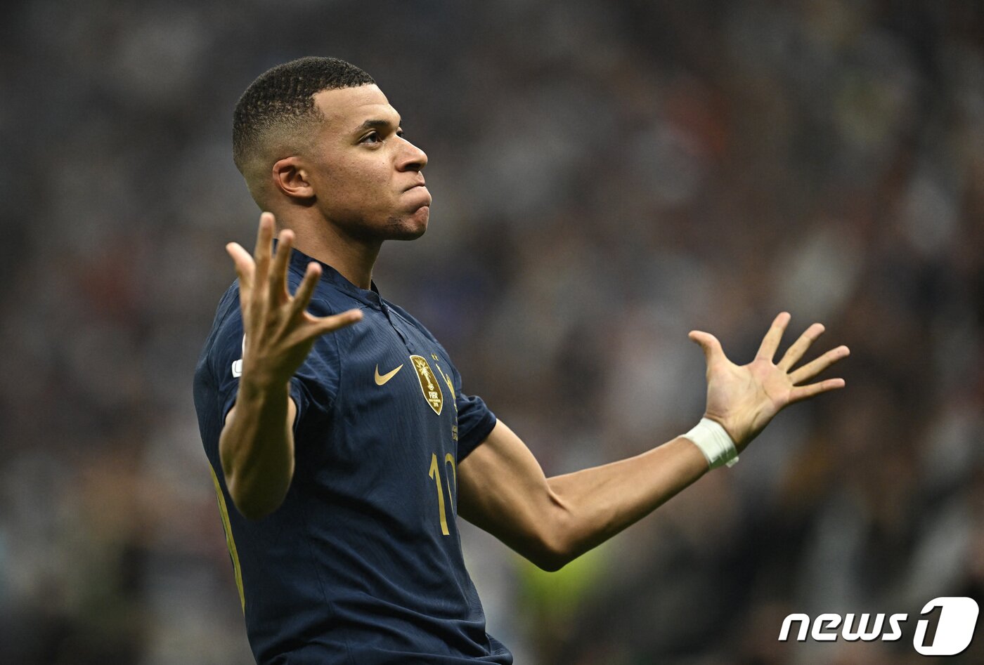 본문 이미지 - 18일(현지시간) 카타르 루사일 스타디움에서 열린 2022 국제축구연맹(FIFA) 카타르 월드컵 결승전 프랑스와 아르헨티나의 경기, 프랑스의 킬리안 음바페가 동점골을 넣은 후 환호하고 있다. 2022.12.19 ⓒ 로이터=뉴스1