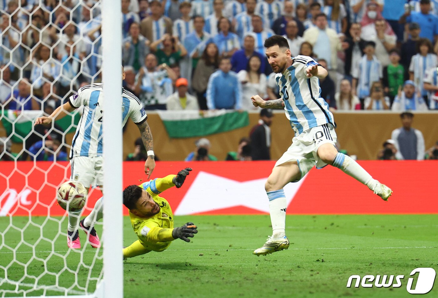 본문 이미지 - 18일(현지시간) 카타르 루사일 스타디움에서 열린 2022 국제축구연맹(FIFA) 카타르 월드컵 결승전 프랑스와 아르헨티나의 경기 연장 후반, 아르헨티나의 리오넬 메시가 득점하고 있다. 2022.12.19 ⓒ 로이터=뉴스1