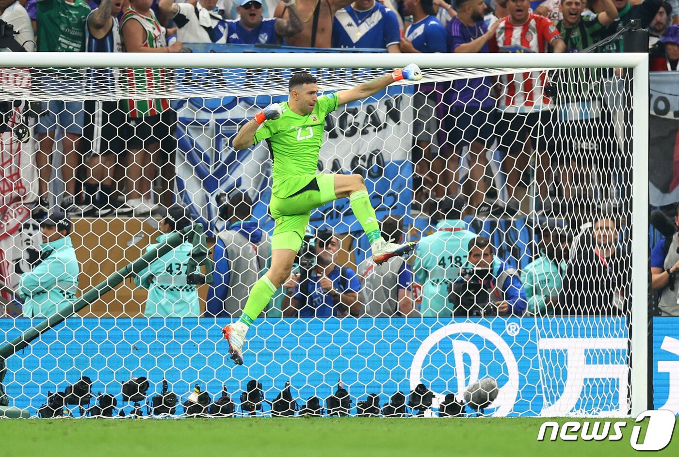 본문 이미지 - 18일(현지시간) 카타르 루사일 스타디움에서 열린 2022 국제축구연맹(FIFA) 카타르 월드컵 결승전 프랑스와 아르헨티나의 경기, 아르헨티나의 에밀리아노 마르티네즈가 프랑스 킹슬리 코앙의 승부차기를 막은 후 환호하고 있다. 이날 아르헨티나는 승부차기 끝에 승리하며 36년 만의 월드컵 우승을 이뤘다. 2022.12.19 ⓒ 로이터=뉴스1