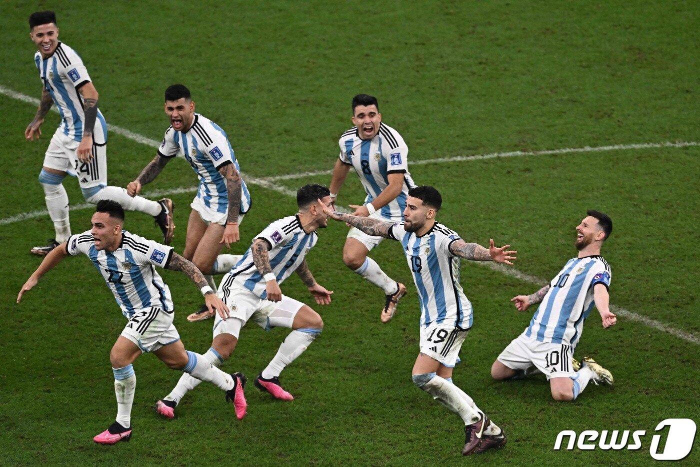 본문 이미지 - 18일(현지시간) 카타르 루사일 스타디움에서 열린 2022 국제축구연맹(FIFA) 카타르 월드컵 결승전, 프랑스를 상대로 승리해 우승을 차지한 아르헨티나 선수들이 환호하고 있다. 이날 아르헨티나는 승부차기 끝에 승리하며 36년 만의 월드컵 우승을 이뤘다. 2022.12.19 ⓒ AFP=뉴스1