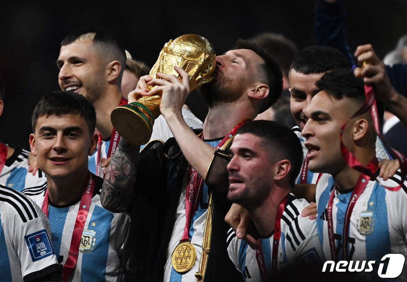 (로이터=뉴스1) = 18일(현지시간) 카타르 루사일 스타디움에서 열린 2022 국제축구연맹(FIFA) 카타르 월드컵 결승전, 프랑스를 상대로 승리해 우승을 차지한 아르헨티나의 리 …