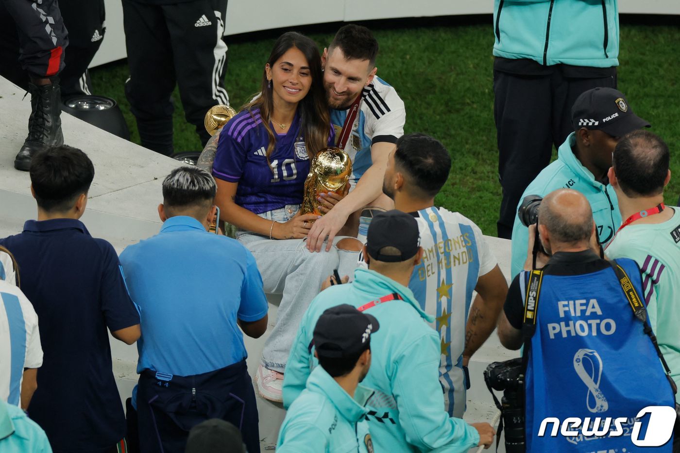 (루사일 AFP=뉴스1) 우동명 기자 = 아르헨티나의 리오넬 메시가 18일 (현지시간) 카타르 루사일 스타디움에서 열린 2022 카타르 월드컵 결승전에서 프랑스를 꺾고 36년만에 …