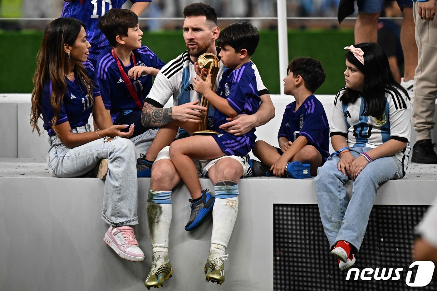 (루사일 AFP=뉴스1) 우동명 기자 = 아르헨티나의 리오넬 메시가 18일 (현지시간) 카타르 루사일 스타디움에서 열린 2022 카타르 월드컵 결승전에서 프랑스를 꺾고 36년만에 …