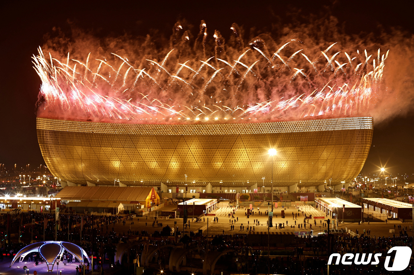 (루사일 로이터=뉴스1) 권진영 기자 = 18일(현지시간) 2022 카타르 월드컵 결승전이 열린 루사일 경기장에서 폭죽이 터지며 밤하늘을 밝히고 있다. 이날 결승전은 팽팽한 연장전 …