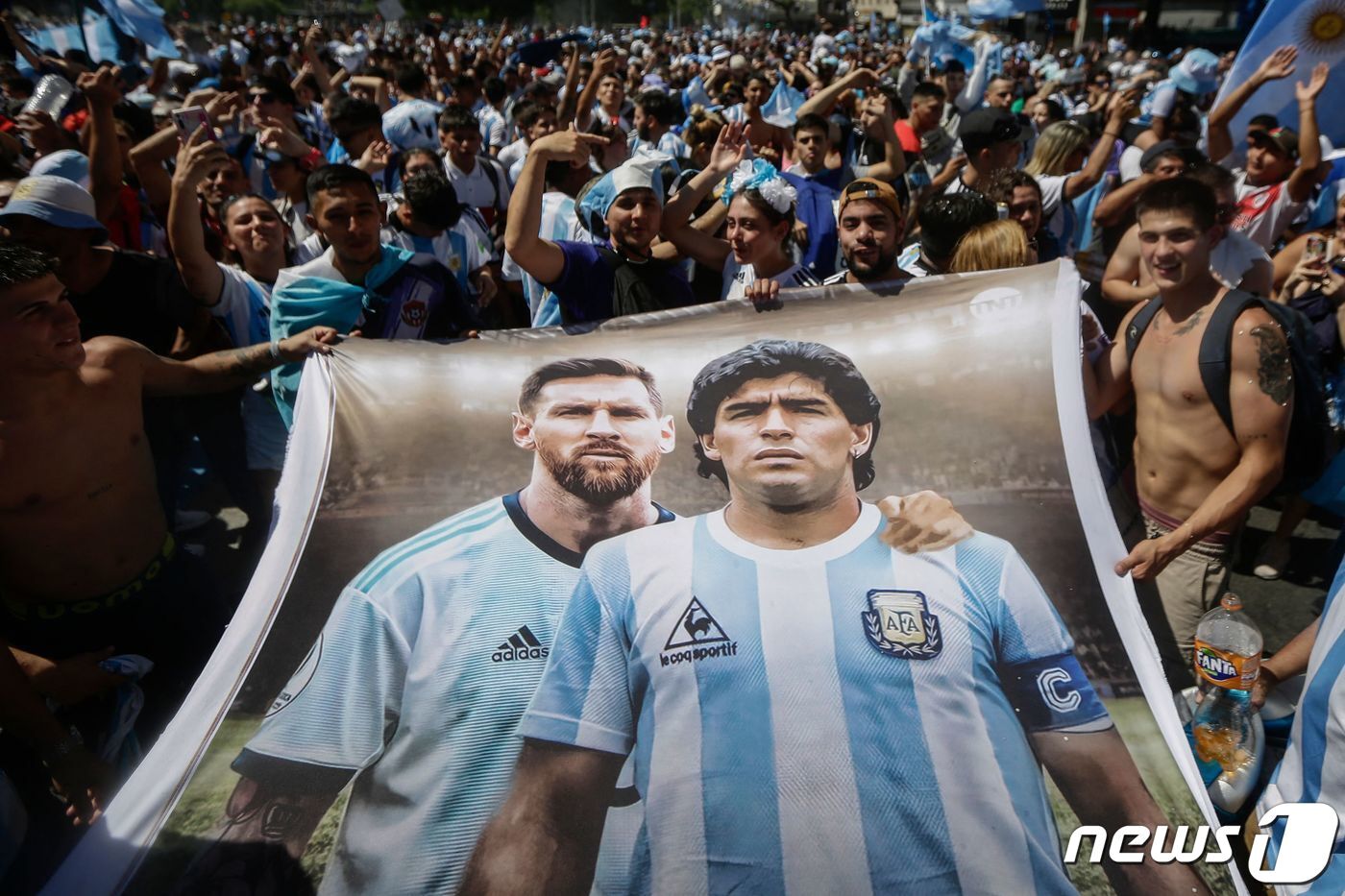 본문 이미지 - 메시와 마라도나의 모습이 담긴 플래카드 ⓒ AFP=뉴스1