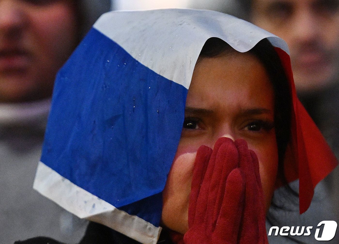 본문 이미지 - 18일(현지시간) 프랑스 파리에서 아르헨티나와 카타르 월드컵 경기 연장전을 지켜보는 한 여성이 머리에 프랑스 국기를 쓴 채 두 손으로 입을 가리고 있다. 2022.12.18 ⓒ AFP=뉴스1 ⓒ News1 정윤미 기자