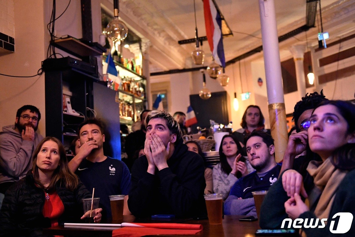 본문 이미지 - 18일(현지시간) 프랑스 파리의 한 술집에서 아르헨티나와 카타르 월드컵 결승전을 지켜보고 있는 프랑스 축구팬들 모습 2022.12.18 ⓒ AFP=뉴스1 ⓒ News1 정윤미 기자