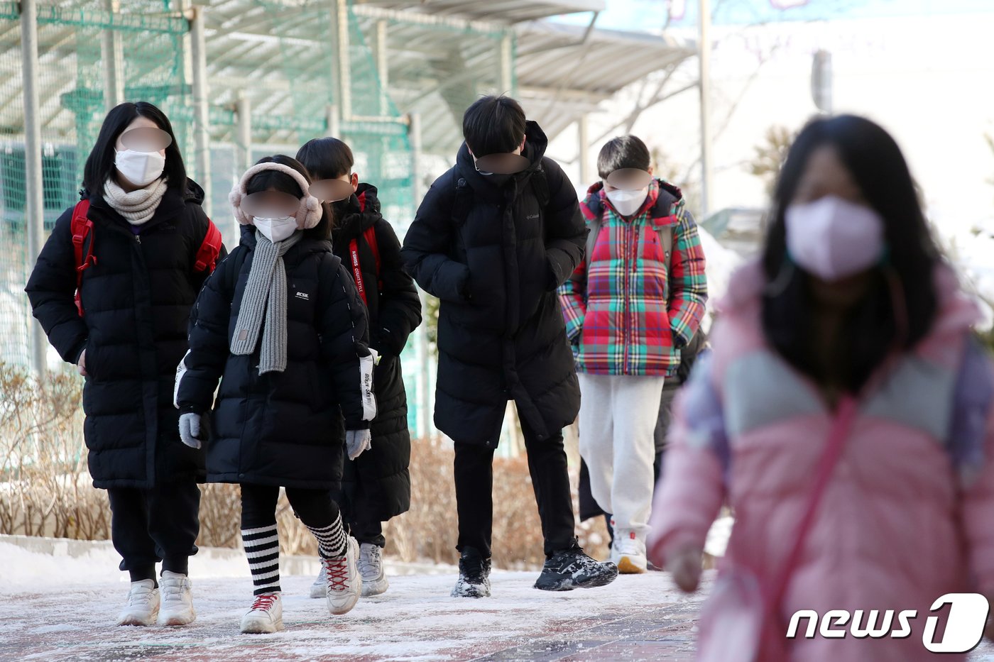 본문 이미지 - 19일 오전 광주 북구 양산동 한 초등학교 앞에서 학생들이 등교하고 있다. 이날 해당 학교는 폭설로 등교 시간을 1시간 연장했다. 2022.12.19/뉴스1 ⓒ News1 정다움 기자