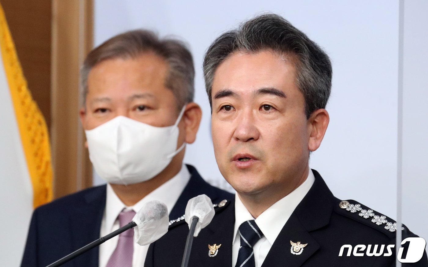 본문 이미지 - 이상민 행정안전부 장관과 윤희근 경찰청장이 19일 오전 서울 종로구 정부서울청사 별관에서 경찰 치안역량 및 책임성 강화 관련 브리핑을 하고 있다. 2022.12.19/뉴스1 ⓒ News1 김명섭 기자