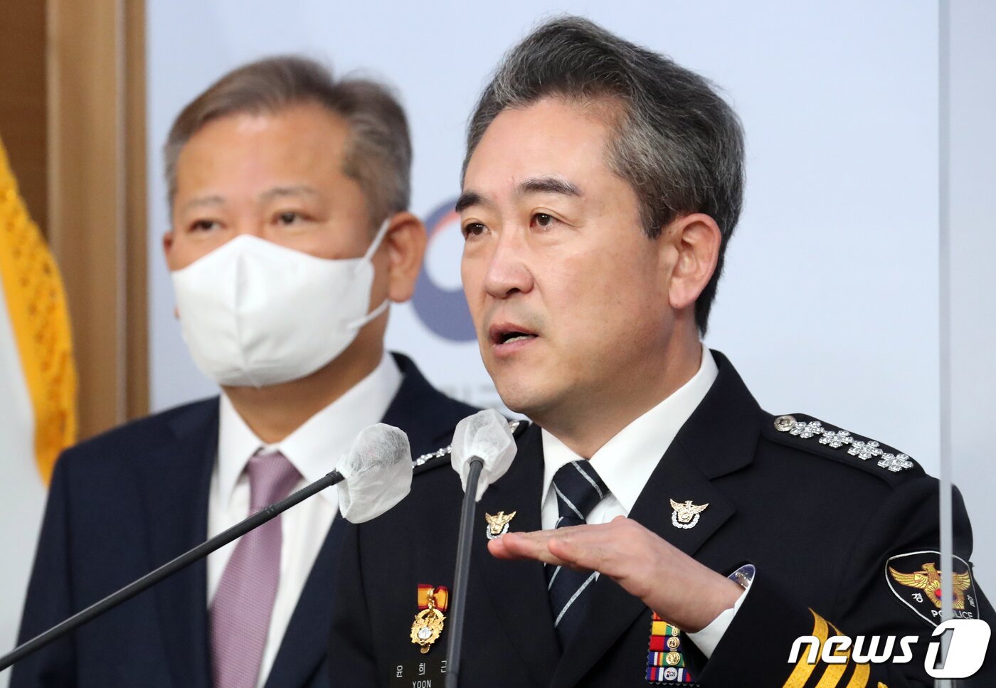 본문 이미지 - 이상민 행정안전부 장관과 윤희근 경찰청장이 19일 오전 서울 종로구 정부서울청사 별관에서 경찰 치안역량 및 책임성 강화 관련 브리핑을 하고 있다. 2022.12.19/뉴스1 ⓒ News1 김명섭 기자