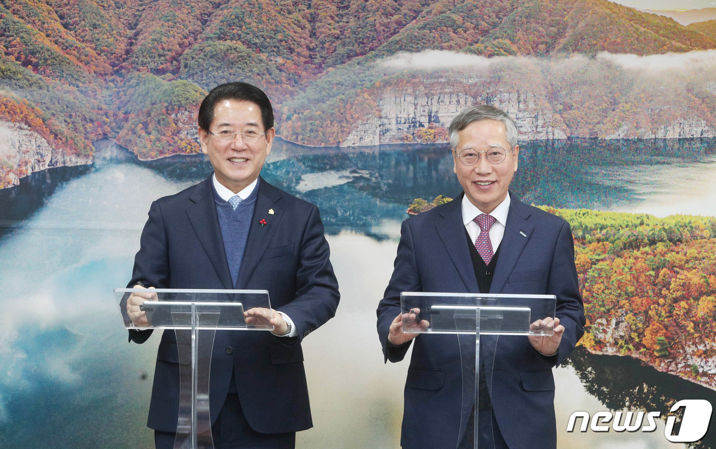 (무안=뉴스1) 전원 기자 = 김영록 전라남도지사가 19일 오전 도청 접견실에서 반장식 한국조폐공사 사장과 전남행복지역화폐 활성화를 위한 광역플랫폼 구축 사업 업무협약을 체결했다. …