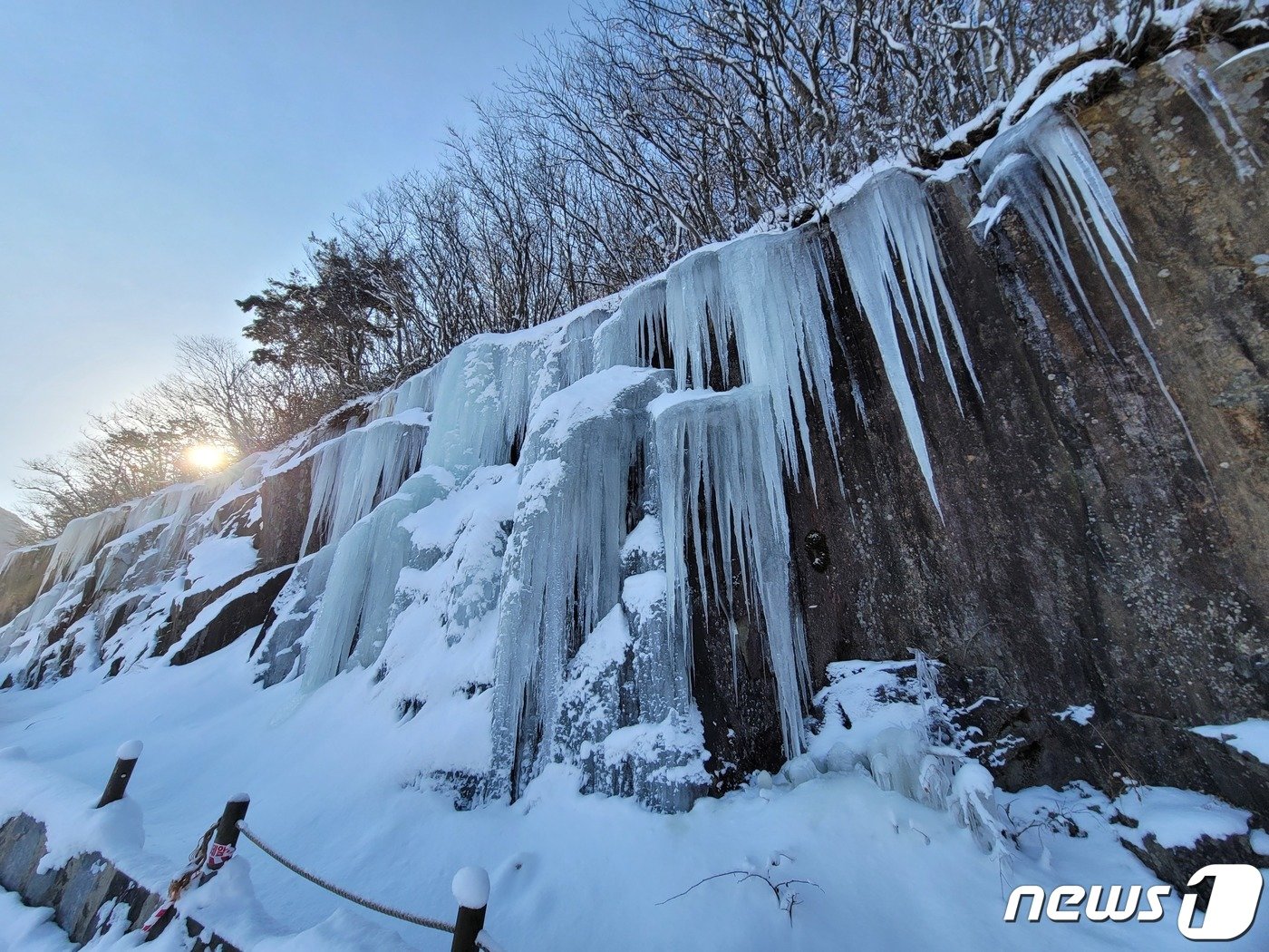 본문 이미지 - 광주지역에 최대 18cm의 눈이 내린 19일 무등산에 고드름이 얼어 있다.(무등산국립공원사무소 제공) 2022.12.19/뉴스1 