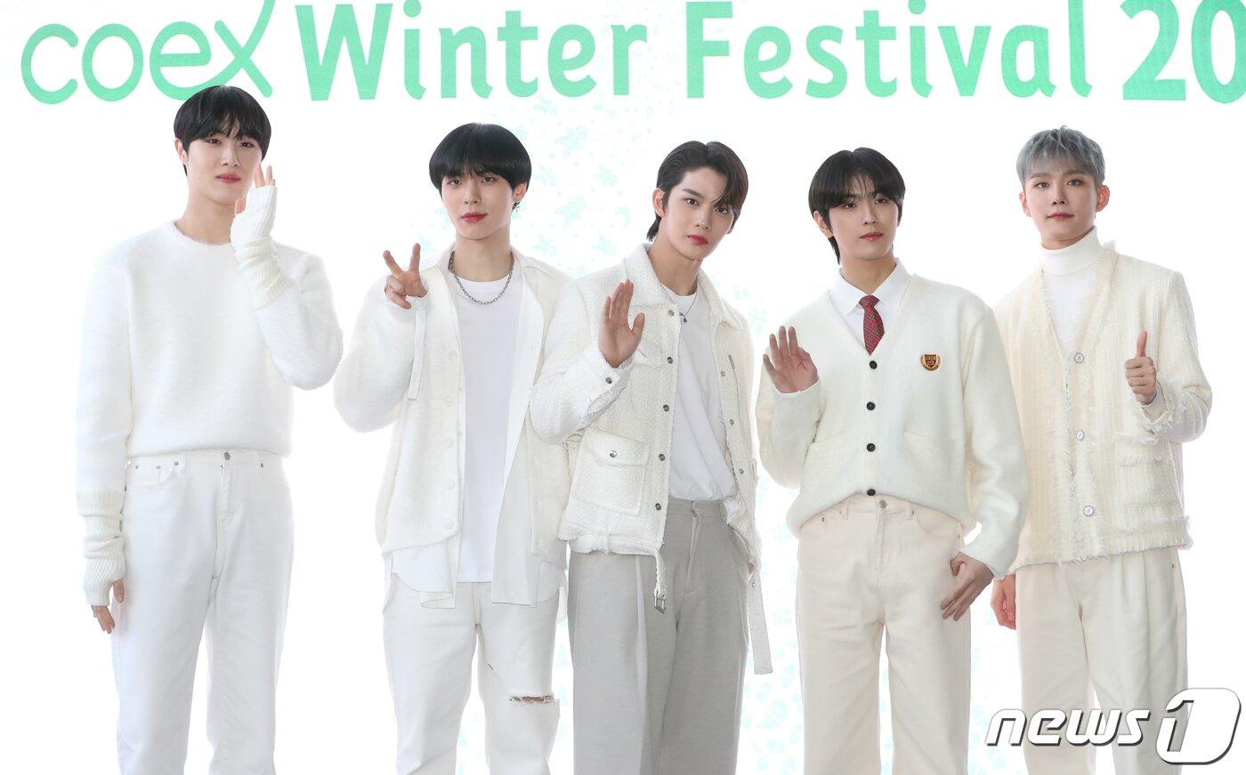 본문 이미지 - CIX(씨아이엑스) 현석(왼쪽부터)과 BX, 배진영, 용희, 승훈이 19일 오후 서울 삼성동 코엑스에서 열린 '코엑스 윈터 페스티벌' 홍보대사 위촉식에서 포즈를 취하고 있다. 2022.12.19/뉴스1 ⓒ News1 권현진 기자