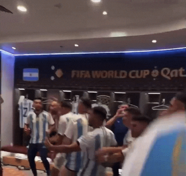 본문 이미지 - 아르헨티나 골키퍼 에밀리아노 마르티네스가 라커룸에서 선수들을 침묵시킨 뒤 세리머니를 이어가는 모습. (트위터 갈무리)