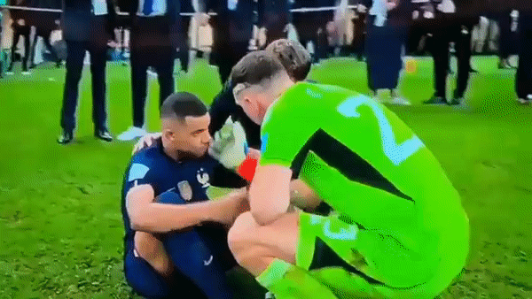 본문 이미지 - 아르헨티나 골키퍼 에밀리아노 마르티네스가 경기 후 프랑스 공격수 킬리안 음바페를 위로하는 모습. (트위터 갈무리)