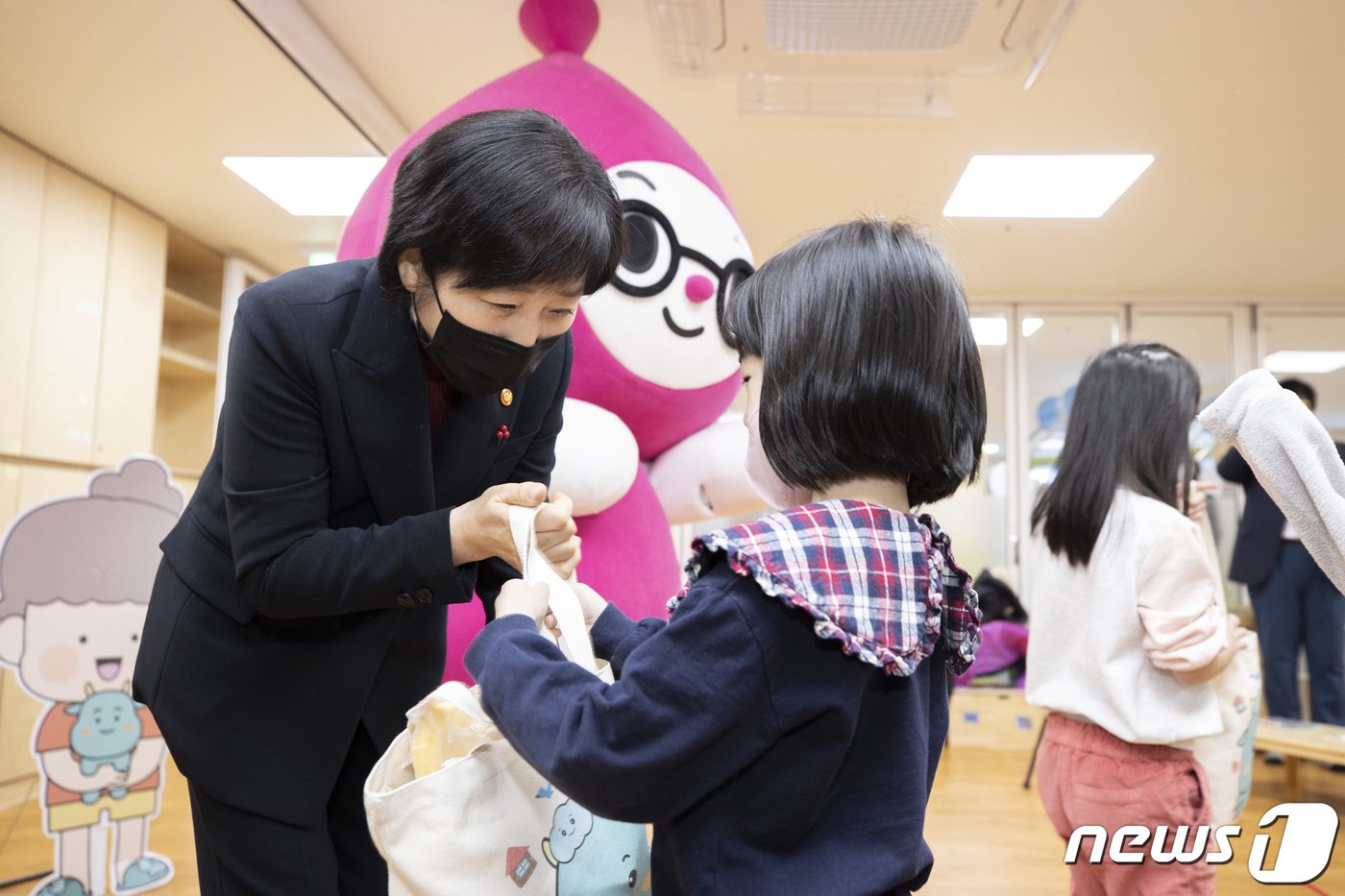 한화진 환경부 장관이 지난해 12월19일 오전 세종시 소재 한 어린이집에서 열린 층간소음 예방교육에서 어린이에게 층간소음 예방 캐릭터&#40;조용이·사뿐이&#41;를 활용한 층간소음 저감 물품을 나눠주고 있다. &#40;환경부 제공&#41; 2022.12.19/뉴스1