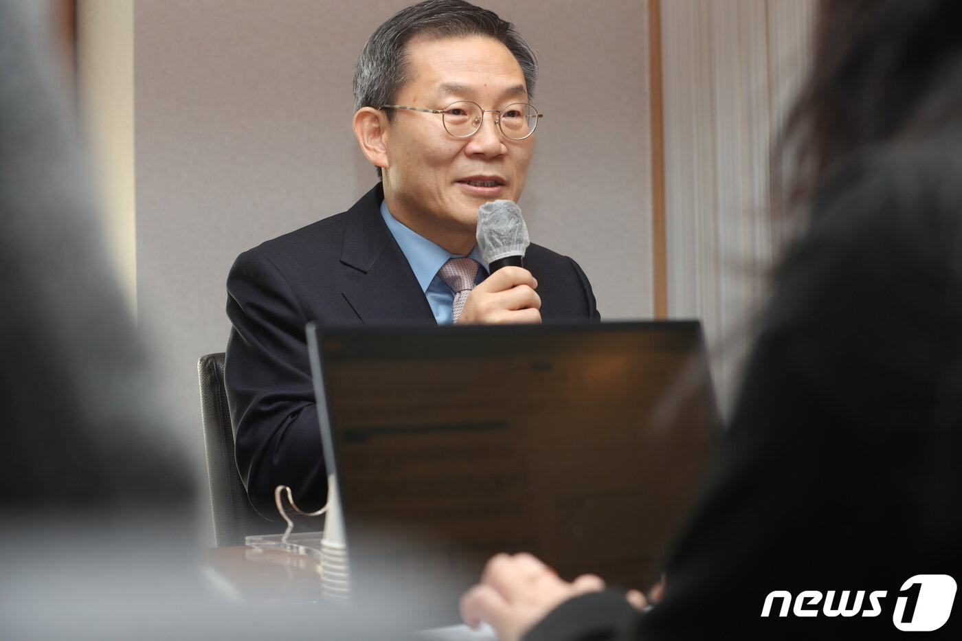 본문 이미지 - 이종호 과학기술정보통신부 장관이 19일 세종특별자치시 과기정통부 인근 식당에서 열린 '과학기술정보통신부 기자간담회' 에 참석해 인사말을 하고 있다. (사진제공=과학기술정보통신부)