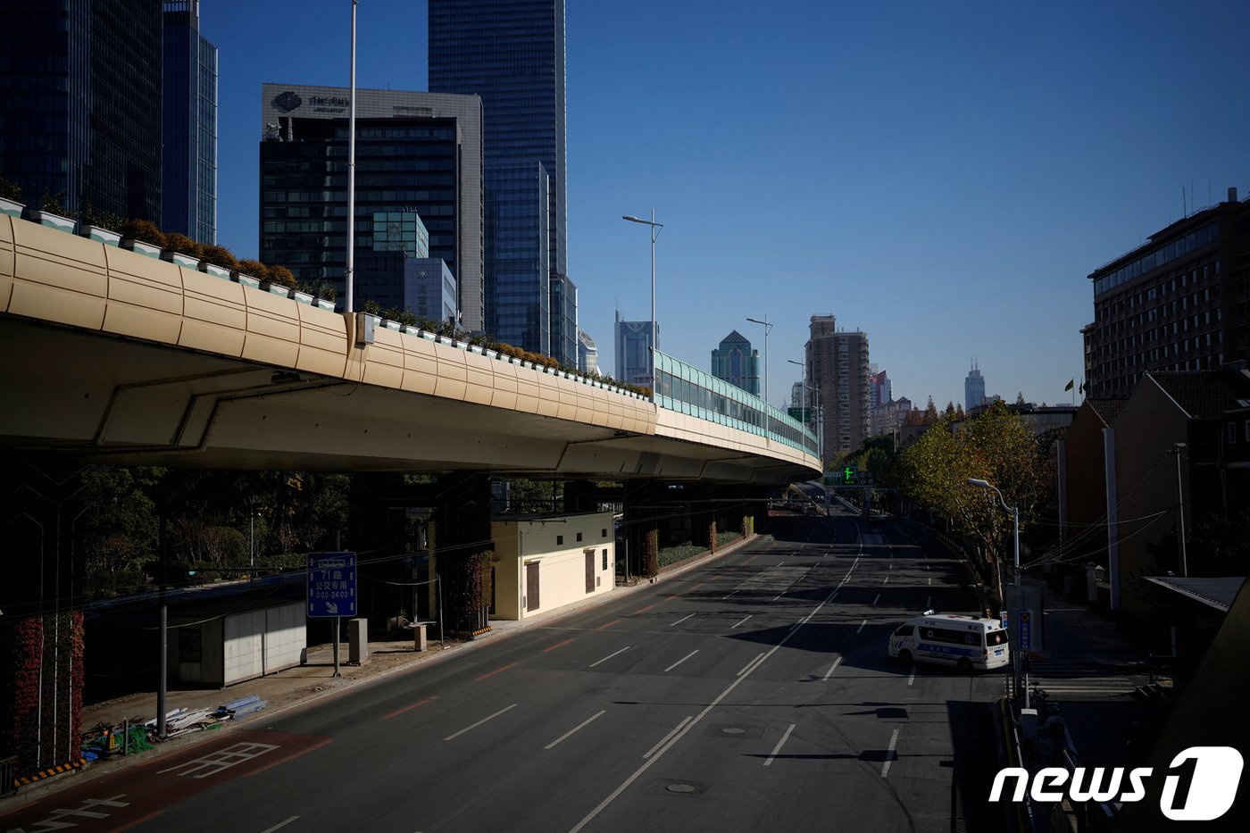 본문 이미지 - 19일&#40;현지시간&#41; 중국 전역에서 코로나19 확진자가 급증한 가운데 상하이 도심이 썰렁하다. 22.12.19 ⓒ 로이터=뉴스1 ⓒ News1 김예슬 기자