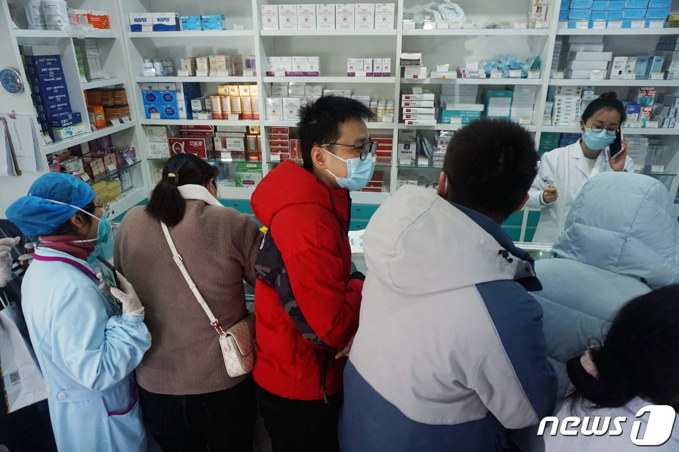 본문 이미지 - 19일&#40;현지시간&#41; 중국 항저우에서 신종 코로나바이러스 감염증&#40;코로나19&#41; 유행이 여전히 한창인 가운데, 한 남성이 약국에서 코로나19 검사 키트를 구매하고 있다. ⓒ AFP=뉴스1 ⓒ News1 이유진 기자