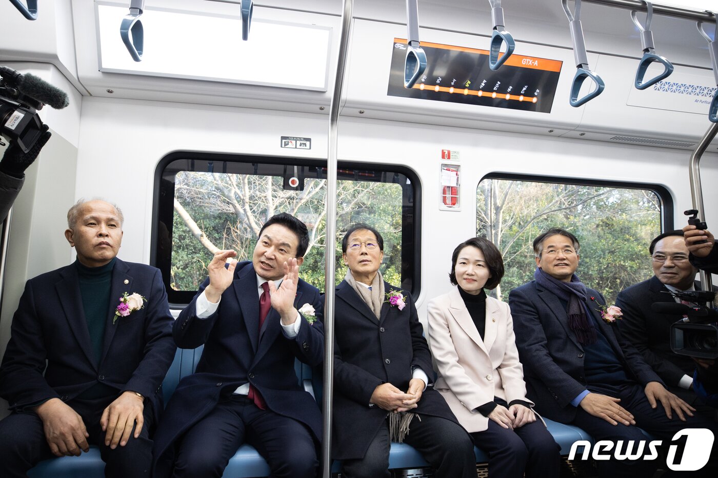 본문 이미지 - 원희룡 국토교통부 장관이 19일 오전 경상남도 창원 현대로템 창원공장에서 열린 GTX-A(파주~동탄) 노선 차량 출고식에서 관계자들과 시승하고 있다. (국토교통부 제공) 2022.12.19/뉴스1