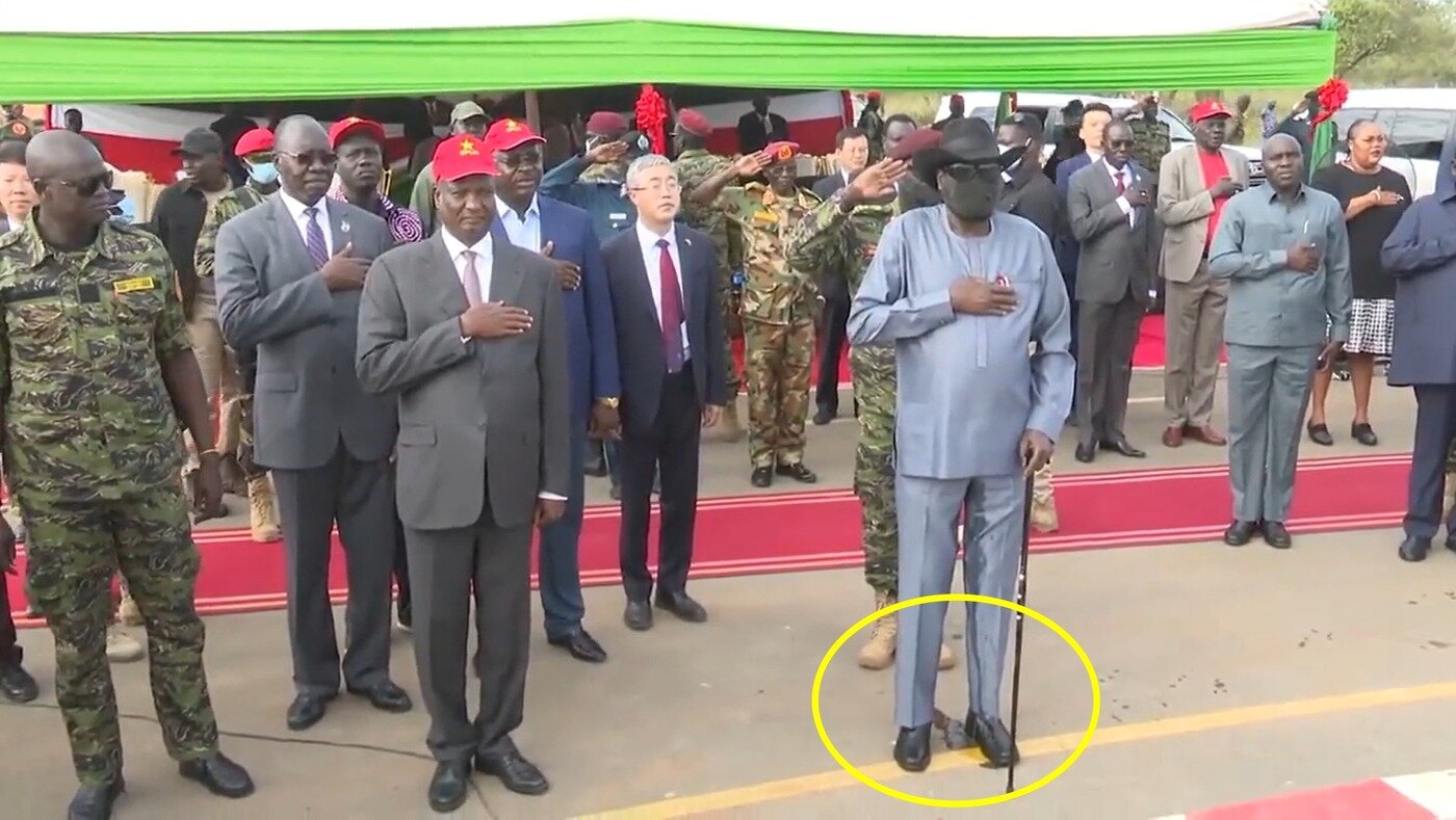 본문 이미지 - 살바 키르 마야르디트 남수단 대통령이 바지에 오줌싸는 것으로 추정되는 모습. (트위터 갈무리)