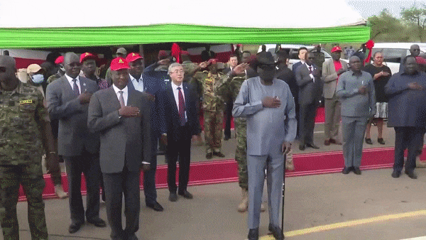 본문 이미지 - 살바 키르 마야르디트 남수단 대통령이 바지에 오줌싸는 것으로 추정되는 모습. (트위터 갈무리)