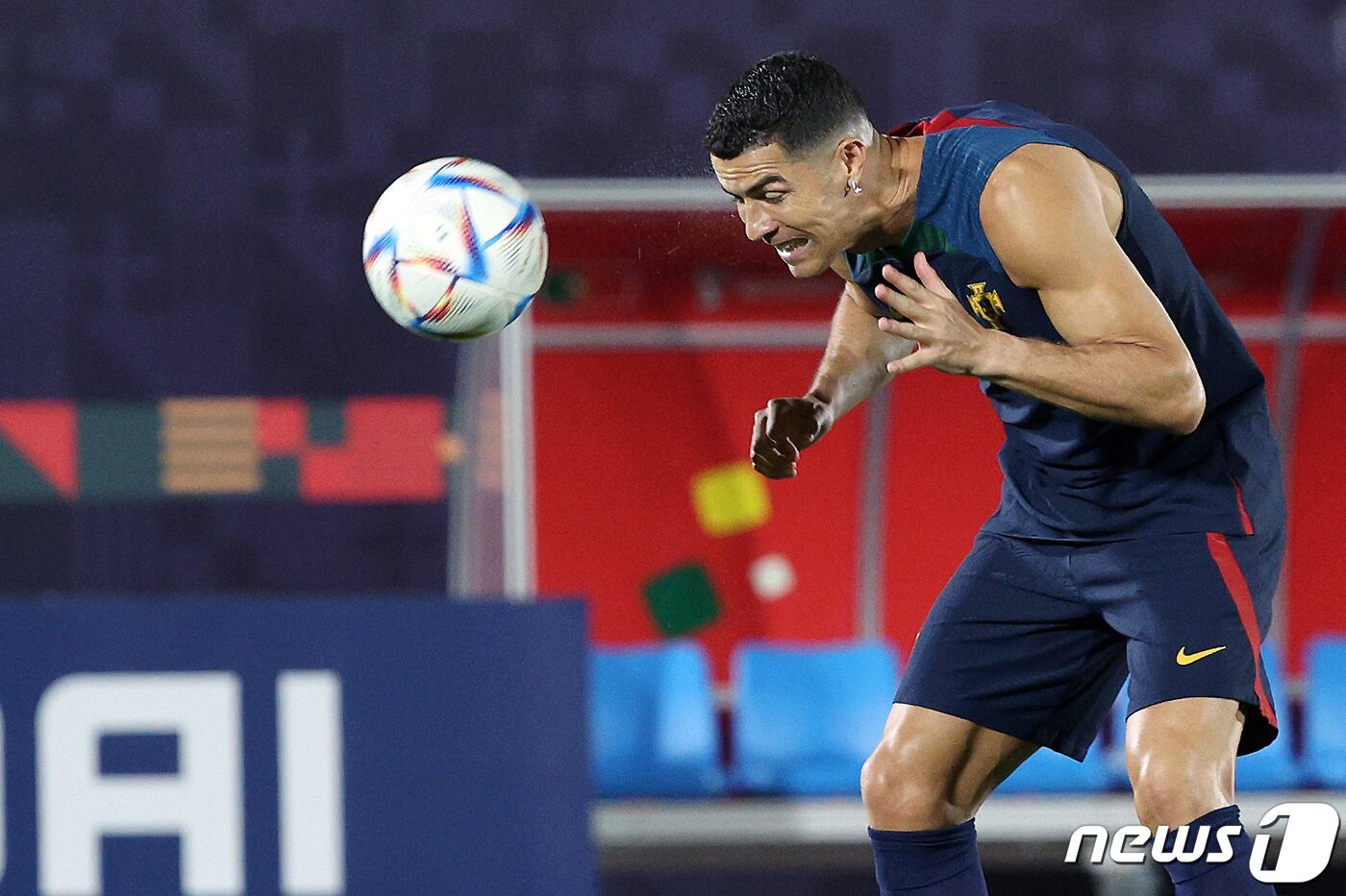 본문 이미지 - 포르투갈 축구대표팀 크리스티아누 호날두가 1일 오후(현지시간) 카타르 알샤하니야 스포츠클럽에 마련된 훈련장에서 훈련을 하고 있다. 2022.12.1/뉴스1 ⓒ News1 이동해 기자