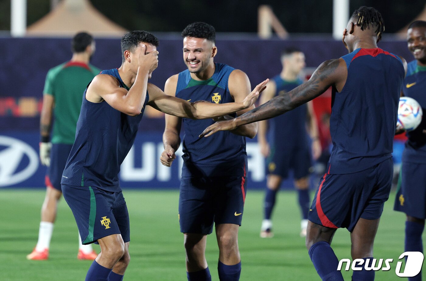 본문 이미지 - 포르투갈 축구대표팀 선수들이가 1일 오후(현지시간) 카타르 알샤하니야 스포츠클럽에 마련된 훈련장에서 눈을 가린 채 장난을 치고 있다. 2022.12.1/뉴스1 ⓒ News1 이동해 기자