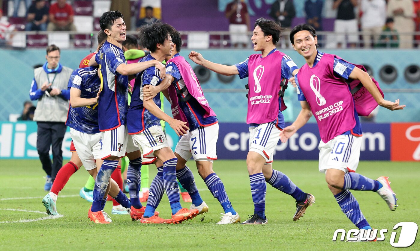 본문 이미지 - 1일(현지시간) 저녁 카타르 도하 칼리파 스타디움에서 열린 2022 카타르 월드컵 조별리그 E조 3차전 스페인과 일본의 경기에서 2대1로 역전승을 거둔 일본 선수들이 환호하고 있다. 일본은 조 1위로 16강 티켓을 따냈다. 2022.12.2/뉴스1 ⓒ News1 이동해 기자