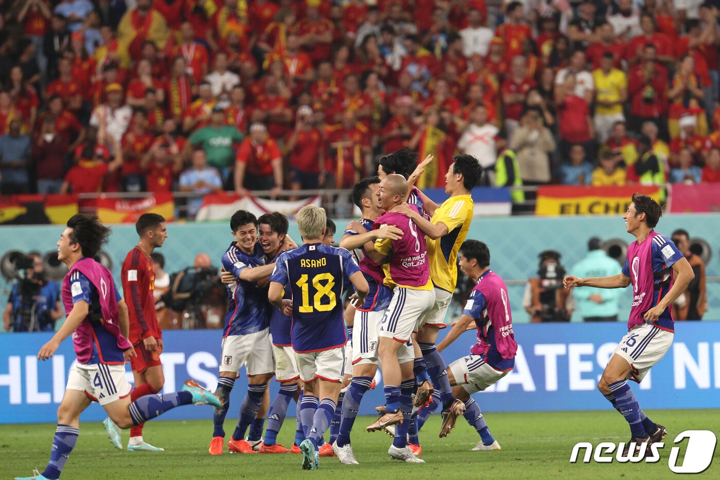 본문 이미지 - 1일 오후(현지시간) 카타르 도하 칼리파 스타디움에서 열린 2022 카타르 월드컵 조별리그 E조 3차전 스페인과 일본의 경기에서 2대 1로 역전승한 일본 선수들이 기쁨을 나누고 있다.2022.12.2/뉴스1 ⓒ News1 이광호 기자