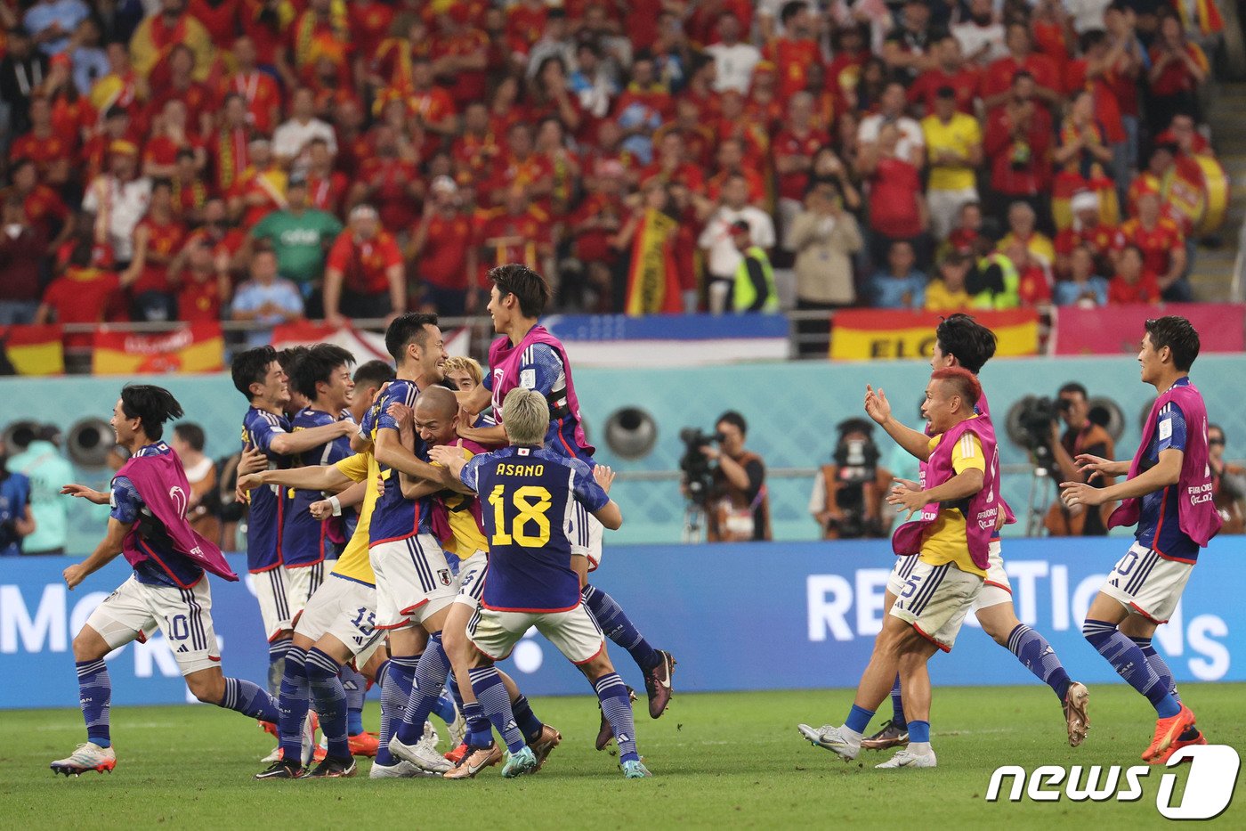 본문 이미지 - 1일 오후(현지시간) 카타르 도하 칼리파 스타디움에서 열린 2022 카타르 월드컵 조별리그 E조 3차전 스페인과 일본의 경기에서 2대 1로 역전승한 일본 선수들이 기쁨을 나누고 있다.2022.12.2/뉴스1 ⓒ News1 이광호 기자