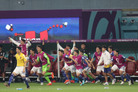 [월드컵] 16강 진출에 들썩이는 일본 열도…"오늘 국경일 선포해야"
