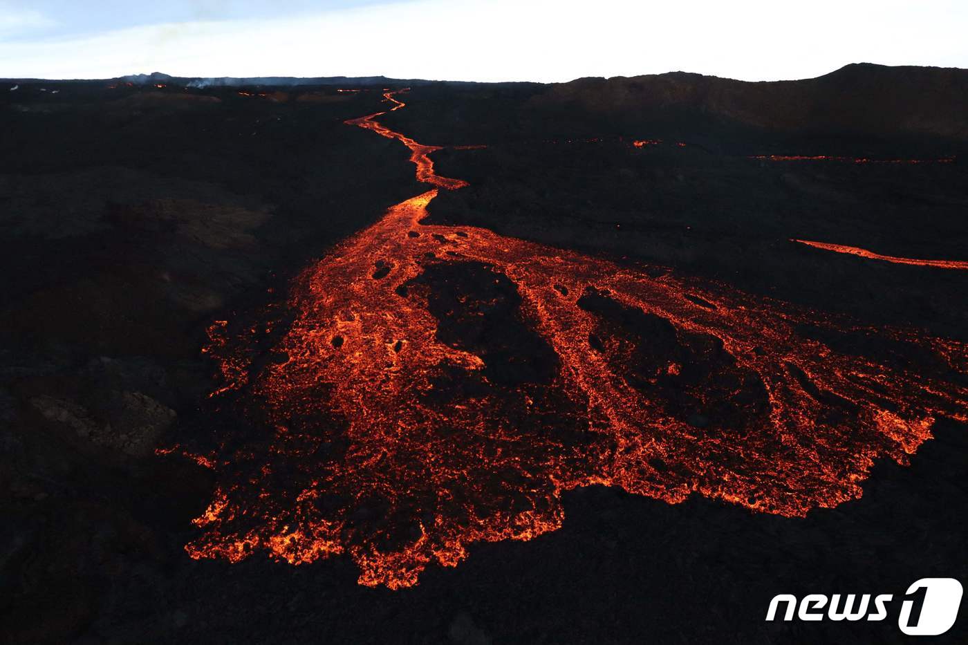 (마우나로아 AFP=뉴스1) 우동명 기자 = 30일(현지시간) 세계 최대 활화산인 하와이 빅 아일랜드 섬의 마우나 로아 화산이 38년 만에 분화를 시작해 붉은 용암을 분출하고 있다 …