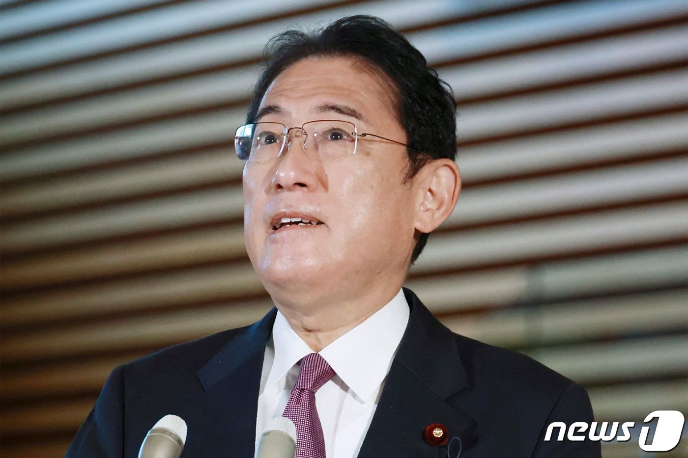 본문 이미지 - 2일 일본 도쿄의 총리 집무실에서 기시다 후미오 총리가 기자들에게 카타르 월드컵 스페인전 승리에 관한 소회를 밝히고 있다. 이날 일본은 E조 조별리그 최종전에서 스페인을 2-0으로 꺾으며 16강 진출을 확정했다. ⓒ AFP=뉴스1 ⓒ News1 김성식 기자