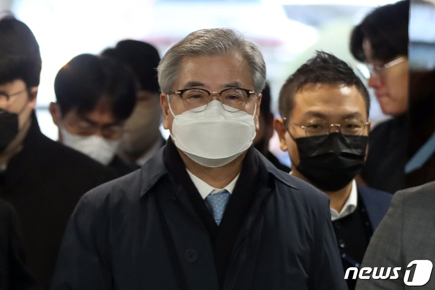 본문 이미지 - 서해 공무원 피격 사건'의 윗선으로 지목되는 서훈 전 국가안보실장이 2일 오전 서울 서초구 서울중앙지방법원에서 열린 구속 전 피의자심문(영장실질심사)에 출석하고 있다. 2022.12.2/뉴스1 ⓒ News1 황기선 기자