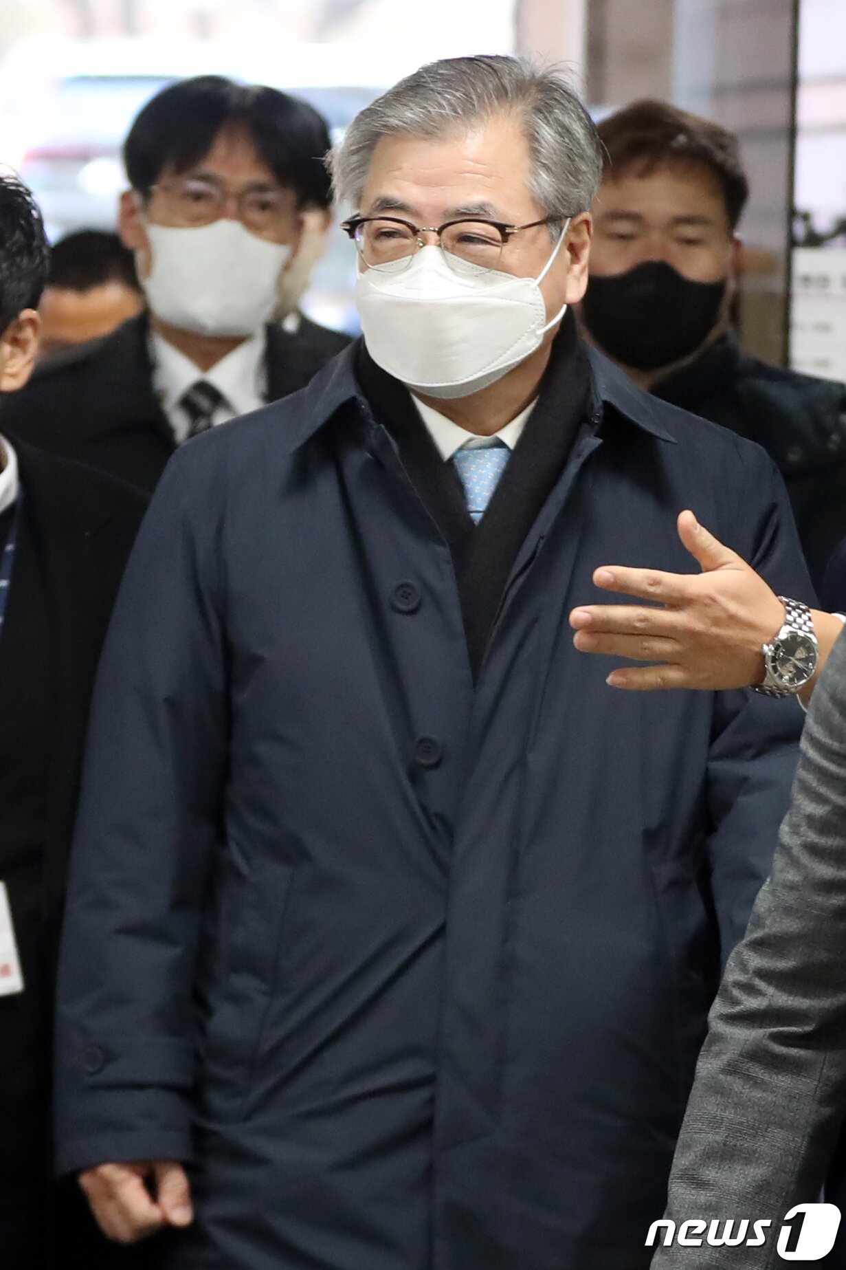 본문 이미지 - 서해 공무원 피격 사건'의 윗선으로 지목되는 서훈 전 국가안보실장이 2일 오전 서울 서초구 서울중앙지방법원에서 열린 구속 전 피의자심문(영장실질심사)에 출석하고 있다. 2022.12.2/뉴스1 ⓒ News1 황기선 기자