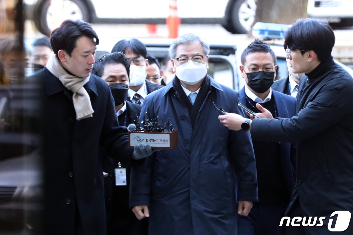 본문 이미지 - 서해 공무원 피격 사건'의 윗선으로 지목되는 서훈 전 국가안보실장이 2일 오전 서울 서초구 서울중앙지방법원에서 열린 구속 전 피의자심문(영장실질심사)에 출석하고 있다. 2022.12.2/뉴스1 ⓒ News1 황기선 기자