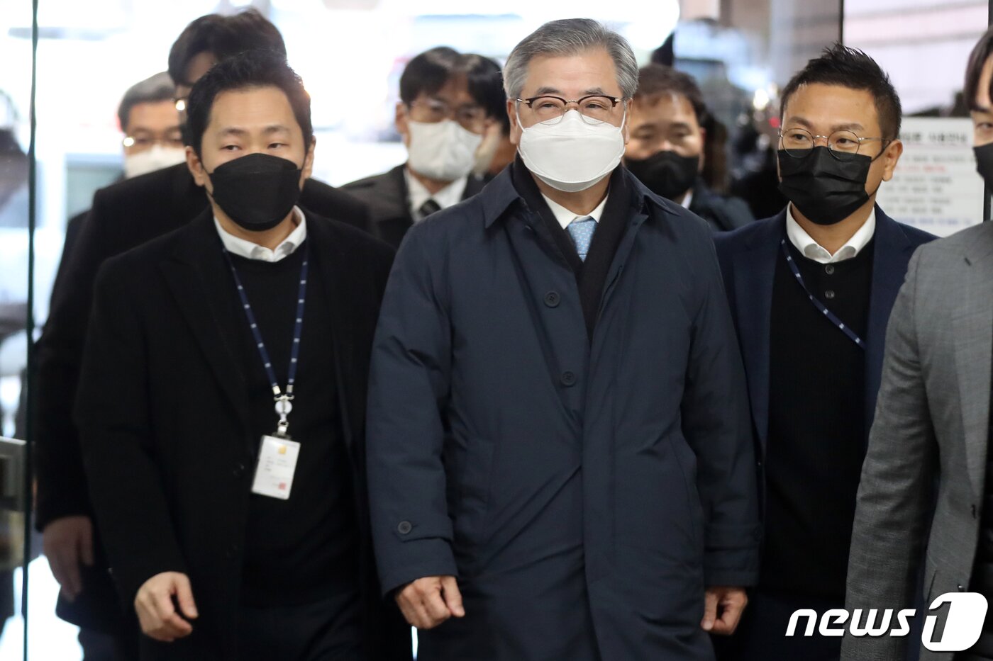 본문 이미지 - 서해 공무원 피격 사건'의 윗선으로 지목되는 서훈 전 국가안보실장이 2일 오전 서울 서초구 서울중앙지방법원에서 열린 구속 전 피의자심문(영장실질심사)에 출석하고 있다. 2022.12.2/뉴스1 ⓒ News1 황기선 기자