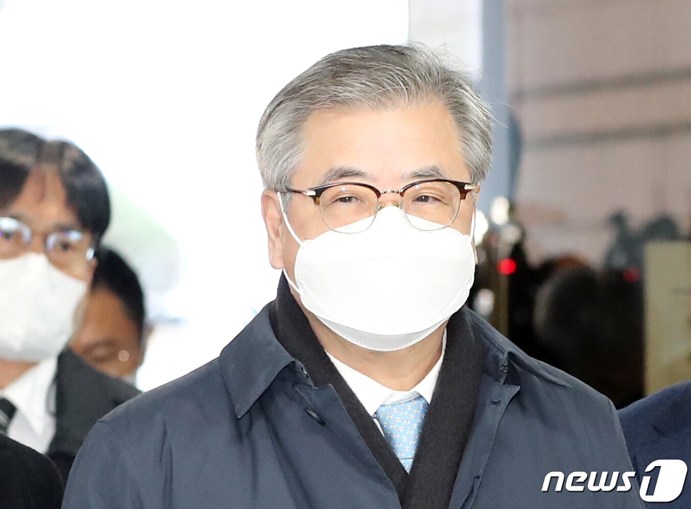 본문 이미지 - 서훈 전 국가안보실장이 12월2일 서울중앙지방법원에서 진행된 구속 전 피의자심문(영장실질심사)에 출석하고 있다. (공동취재) 2022.12.2/뉴스1 ⓒ News1 황기선 기자