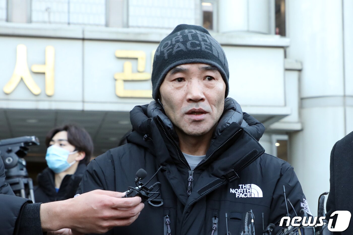 본문 이미지 - 서해 피격 공무원의 친형 이래진 씨가 2일 오전 서울 서초구 서울중앙지방법원에서 서훈 전 국가안보실장의 구속 전 피의자심문(영장실질심사) 출석 후 취재진 질문에 답하고 있다. 2022.12.2/뉴스1 ⓒ News1 황기선 기자